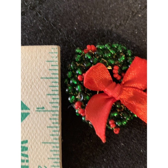Hand beaded Hand Wired Christmas Pin/ brooch Wreath - Picture 4 of 6